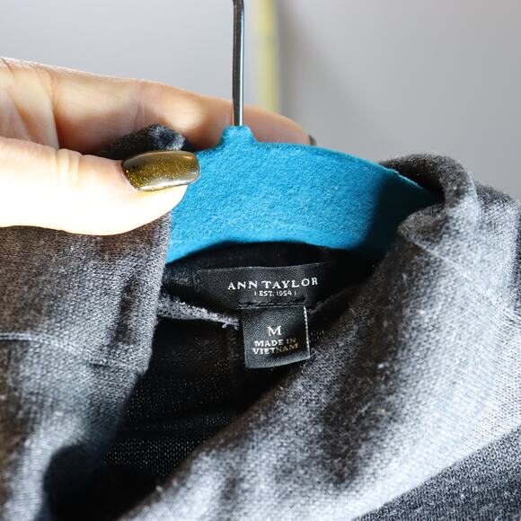 Ann Taylor Gray Lightweight Long Sleeve Turtleneck Top Size M - Picture 4 of 4